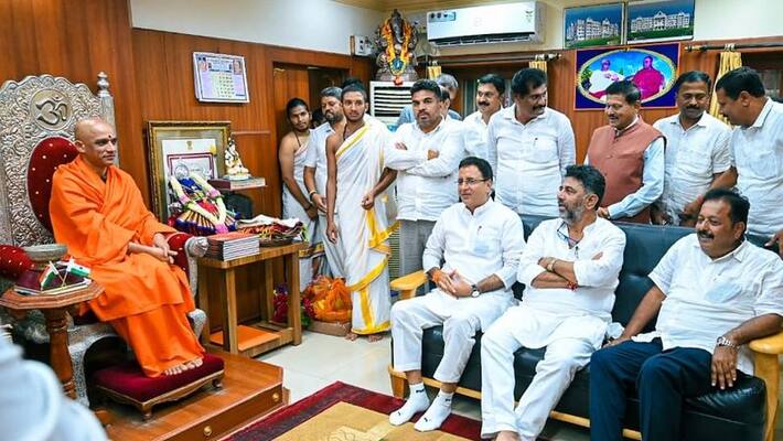 randeep surjewala and congress leaders meet adichunchanagiri mutt nirmalananda swamiji gvd randeep surjewala and congress leaders meet adichunchanagiri mutt nirmalananda swamiji gvd