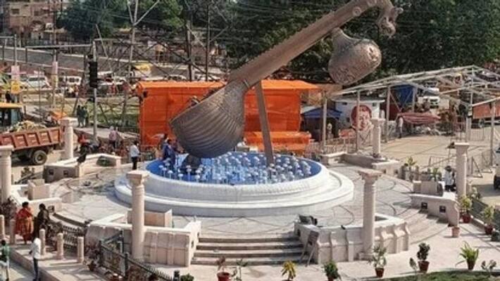 On the 93rd birthday of Latamangeshkar, the memorial square, 40 feet Veena.. Modi offered mass in U.P. On the 93rd birthday of Latamangeshkar, the memorial square, 40 feet Veena.. Modi offered mass in U.P.