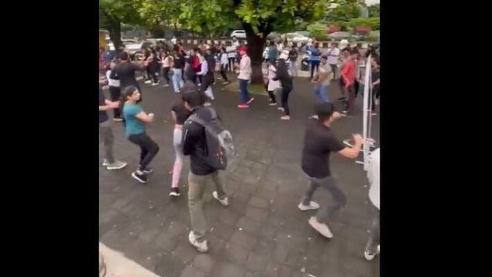 video tweeted by Anand Mahindra showed crowd participating in the Garba at Marine Drive Mumbai apa video tweeted by Anand Mahindra showed crowd participating in the Garba at Marine Drive Mumbai apa