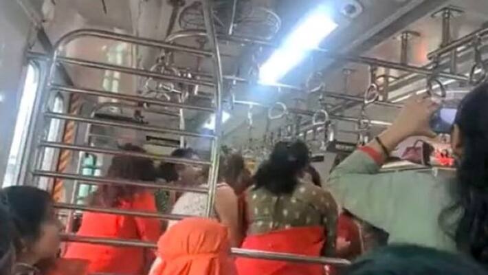 Navaratri 2022 Women Perform Garba dance in Mumbai Local Train see viral video apa Navaratri 2022 Women Perform Garba dance in Mumbai Local Train see viral video apa