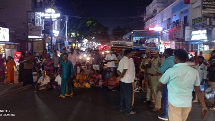 irregular power supply on Puducherry engaged people block road irregular power supply on Puducherry engaged people block road