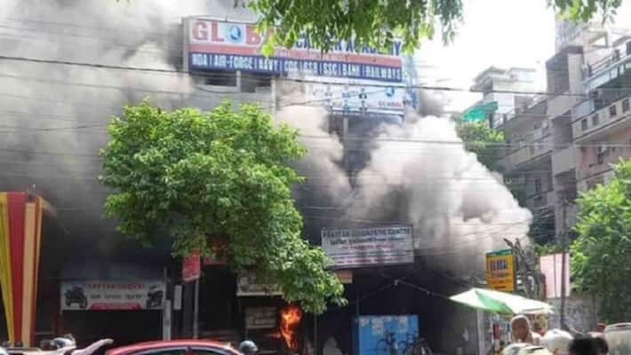 Kanpur A fierce fire broke out in basement of coaching complex students were evicted from balcony Kanpur A fierce fire broke out in basement of coaching complex students were evicted from balcony