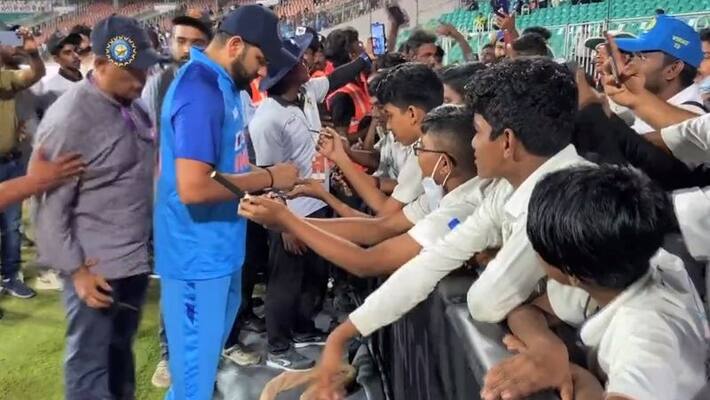 india vs south africa t20 match a cricket fan touch the feet of rohit sharma mda india vs south africa t20 match a cricket fan touch the feet of rohit sharma mda