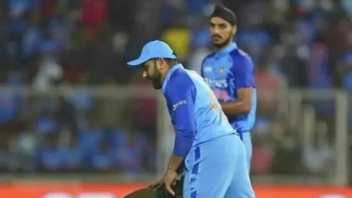 Ind vs SA Cricket Fan breaches security to enter ground touch Rohit Sharma feet during 1st T20I kvn Ind vs SA Cricket Fan breaches security to enter ground touch Rohit Sharma feet during 1st T20I kvn