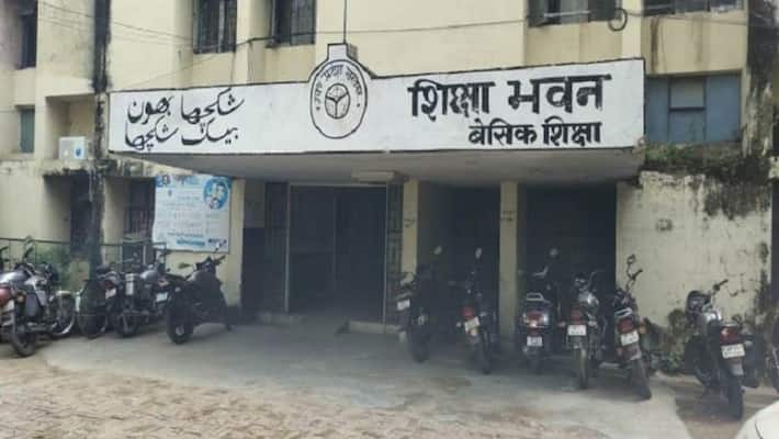 Lucknow Childrens mid day meal rotis found on ground BSA took strict action on matter Lucknow Childrens mid day meal rotis found on ground BSA took strict action on matter