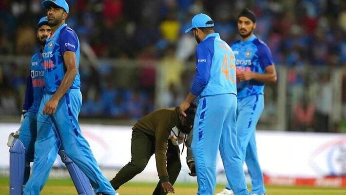 Fan enters ground totouch Rohit Sharma's feet during 1st T20I at Thiruvannathapuram Fan enters ground totouch Rohit Sharma's feet during 1st T20I at Thiruvannathapuram