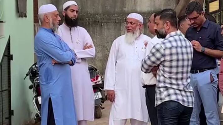A madrassa sealed in Gujarat after the central government imposed a 5-year ban on Popular Front of India kpa A madrassa sealed in Gujarat after the central government imposed a 5-year ban on Popular Front of India kpa