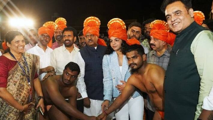 Sakshi Malik inaugurates Mysuru Dasara Wrestling Competitions 2022 kvn Sakshi Malik inaugurates Mysuru Dasara Wrestling Competitions 2022 kvn
