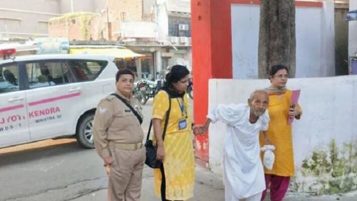 Lucknow 85 year olds stumbling after holding urine bags two earning sons and four daughters refused keep them together Lucknow 85 year olds stumbling after holding urine bags two earning sons and four daughters refused keep them together