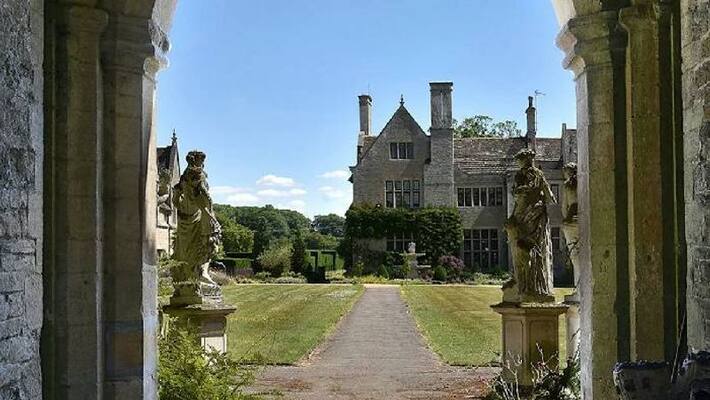 Queen Elizabeths cousins mansion for sale Queen Elizabeths cousins mansion for sale