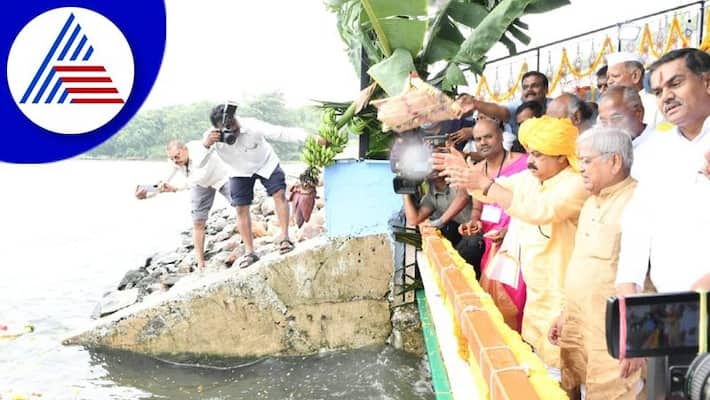 Chief Minister Basavaraj Bommai submit Bhagina to River Krishna in vijayapura akb Chief Minister Basavaraj Bommai submit Bhagina to River Krishna in vijayapura akb