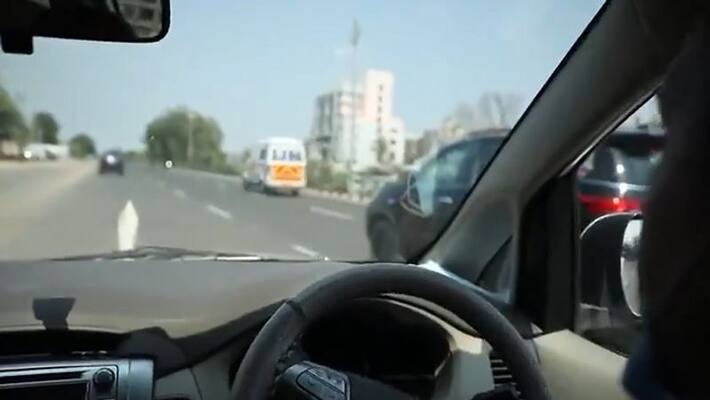PM Narendra Modi stops carcade to give way to ambulance vva PM Narendra Modi stops carcade to give way to ambulance vva