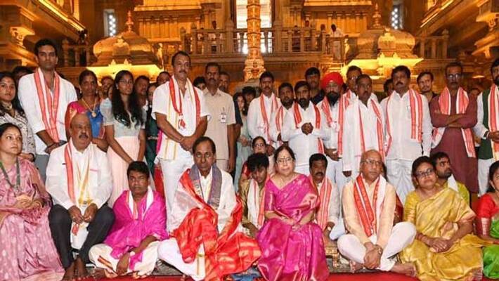 Telangana CM KCR Offers Special Prayers At Yadadri Temple Telangana CM KCR Offers Special Prayers At Yadadri Temple