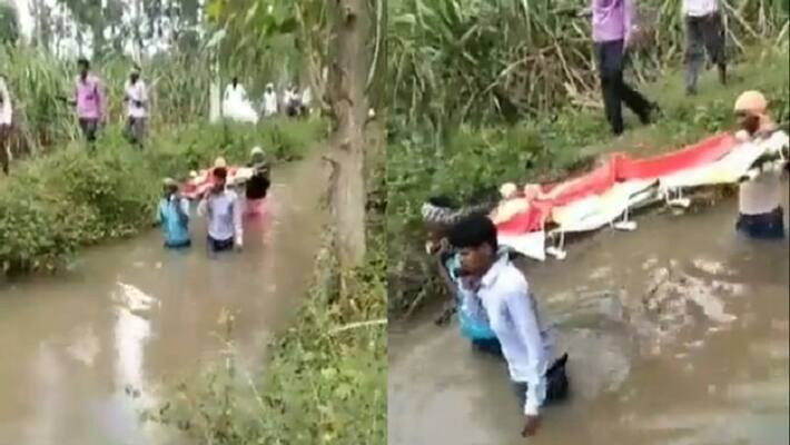 journey of the funeral procession to the cremation ground is decided by passing through dirty drain this video of Pilibhit is astonishing journey of the funeral procession to the cremation ground is decided by passing through dirty drain this video of Pilibhit is astonishing
