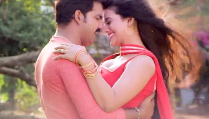 Sex Akshara - SEXY video: Bhojpuri actress Akshara Singh looks HOT in backless blouse,  dances with Pawan Singh - WATCH