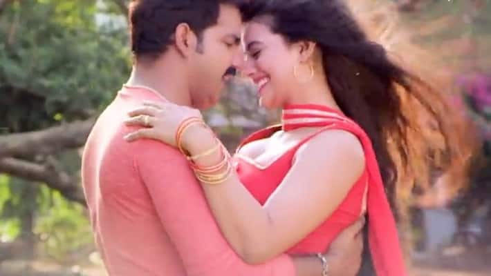 710px x 400px - SEXY video: Bhojpuri actress Akshara Singh looks HOT in backless blouse,  dances with Pawan Singh - WATCH