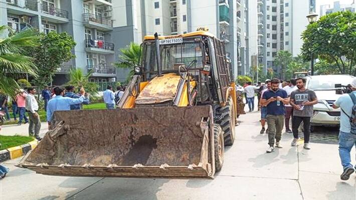 Grand Omaxe Noida, Bulldozer Action started again in Omaxe Society kpg Grand Omaxe Noida, Bulldozer Action started again in Omaxe Society kpg
