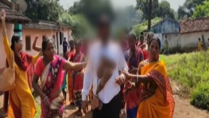 jharkhand teacher allegedly shows porn to girls and locals garlanded him with shoes jharkhand teacher allegedly shows porn to girls and locals garlanded him with shoes