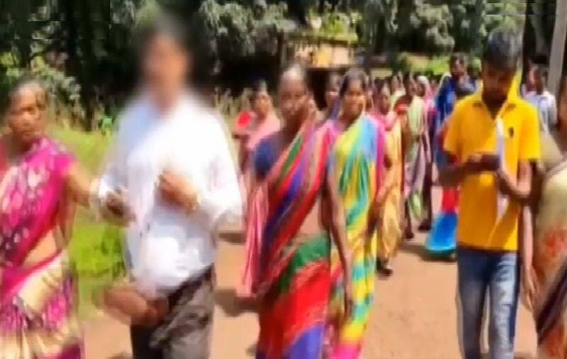 jharkhand teacher allegedly shows porn to girls and locals garlanded him with shoes