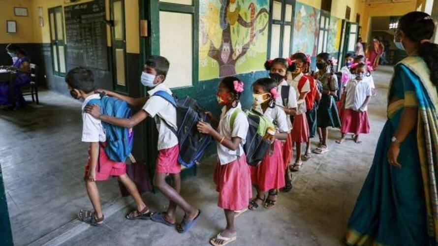 Students Protested against the Morarji School at Indi in Vijayapura grg Students Protested against the Morarji School at Indi in Vijayapura grg