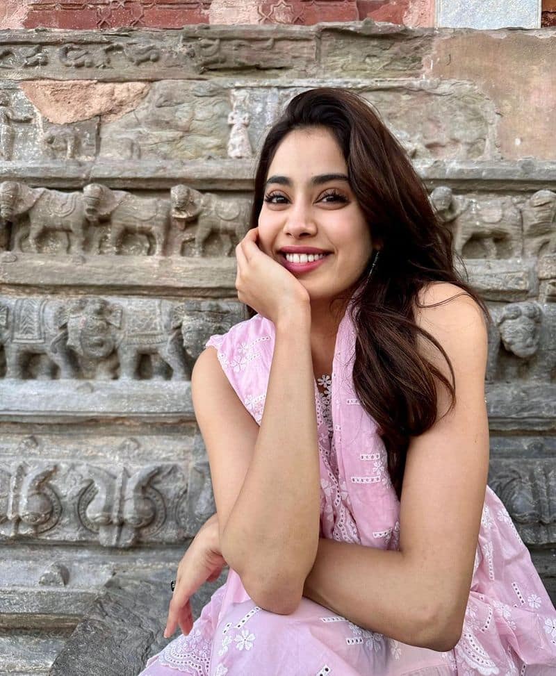 Bollywood Janhvi Kapoor reacts for netizen commenting on her privilege vcs 