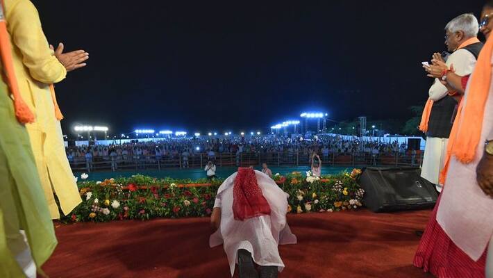 PM Modi reaches Rajasthan rally venue late, skips address to obey loudspeaker norms, interesting pictures kpa PM Modi reaches Rajasthan rally venue late, skips address to obey loudspeaker norms, interesting pictures kpa