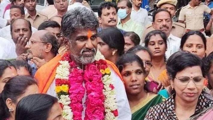 Coimbatore BJP leader Balaji Uttama Ramasamy released on bail.. BJP volunteers enthusiastically welcome. Coimbatore BJP leader Balaji Uttama Ramasamy released on bail.. BJP volunteers enthusiastically welcome.