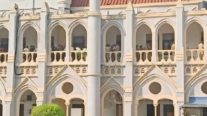 ruckus at madhya pradesh high court after lawyer dies by himself ash ruckus at madhya pradesh high court after lawyer dies by himself ash