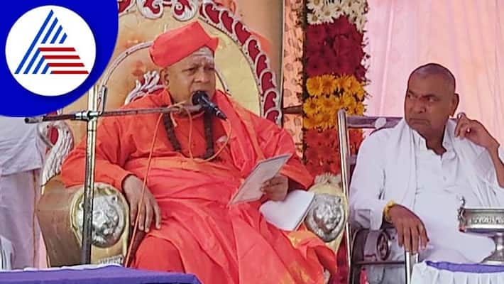 The relation between Math and disciples is like father and son says Taralabalu Shri rav The relation between Math and disciples is like father and son says Taralabalu Shri rav
