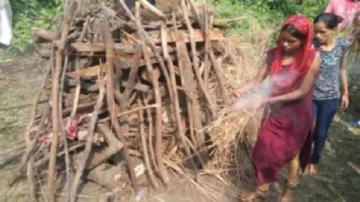 Raebareli Daughters give fire to mother pyre father said Both daughters never let the son feel the lack Raebareli Daughters give fire to mother pyre father said Both daughters never let the son feel the lack
