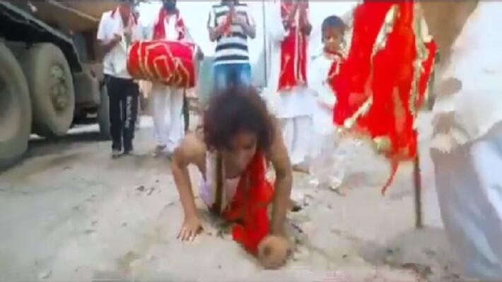 Singer composed a song about bad roads in chhattisgarh UJA Singer composed a song about bad roads in chhattisgarh UJA