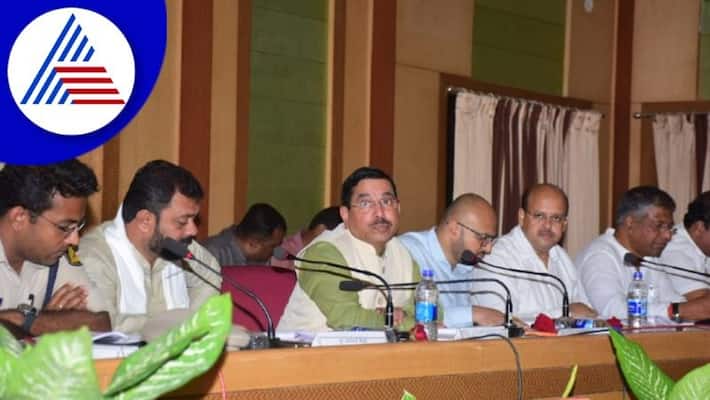 union minister pralhad joshi take class to national highway authority officer in dharwad gow union minister pralhad joshi take class to national highway authority officer in dharwad gow