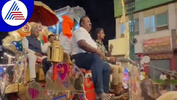 Minister ST Somashekhar Who Rode a Tanga and Watched the Lighting in Mysuru grg Minister ST Somashekhar Who Rode a Tanga and Watched the Lighting in Mysuru grg