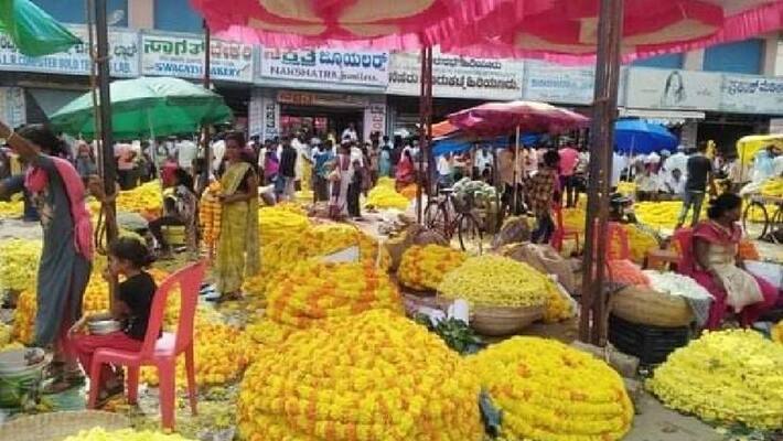 Flowers Price Hike amid Dasara Festival in Bengaluru gvd Flowers Price Hike amid Dasara Festival in Bengaluru gvd