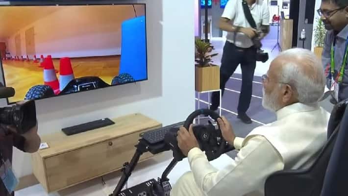 Prime Minister Narendra modi run sweden's car through 5g internet in New delhi akb Prime Minister Narendra modi run sweden's car through 5g internet in New delhi akb