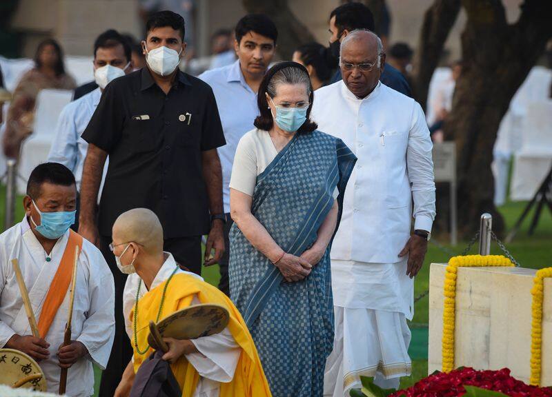 Leaders Pay tribute to Mahatma Gandhi On his Birth Anniversary at Gandhi Memorial