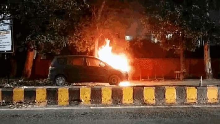 Meerut Car kept on burning investigation papers were also present vehicle female officer has doubts Meerut Car kept on burning investigation papers were also present vehicle female officer has doubts