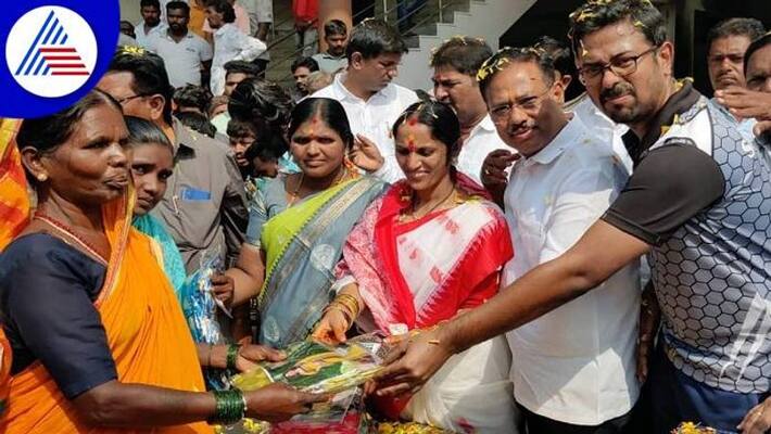 Distribution to New Clothes to Staff and Civil Workers From Raichur City Municipal Council grg Distribution to New Clothes to Staff and Civil Workers From Raichur City Municipal Council grg