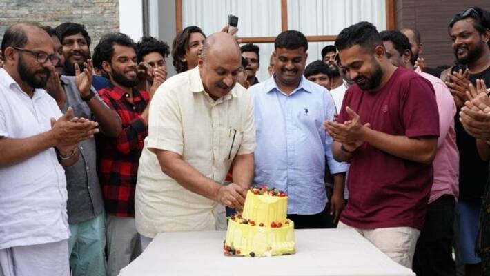 actor siddique celebrates birthday on kasargold set in payyanur mridul nair actor siddique celebrates birthday on kasargold set in payyanur mridul nair