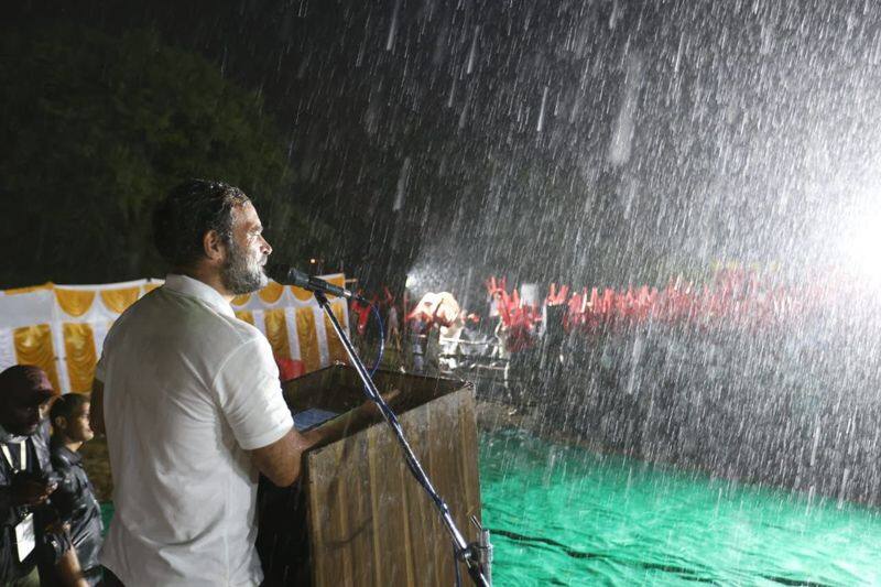 This yatra is against those who killed Gandhi.. Rahul Gandhi roared in the pouring rain.. Mass speech. 