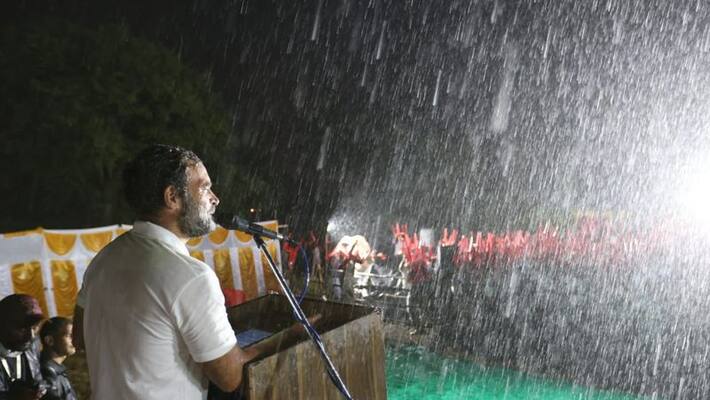 Rahul Gandhi's speech even in torrential rain.. Comments that no one can stop us even rain Rahul Gandhi's speech even in torrential rain.. Comments that no one can stop us even rain