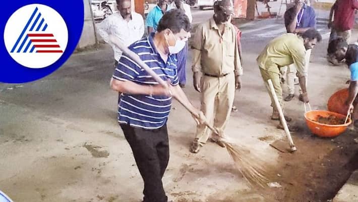 Gandhi Jayanti special MP Renukacharya did cleaning work at davanagere rav Gandhi Jayanti special MP Renukacharya did cleaning work at davanagere rav