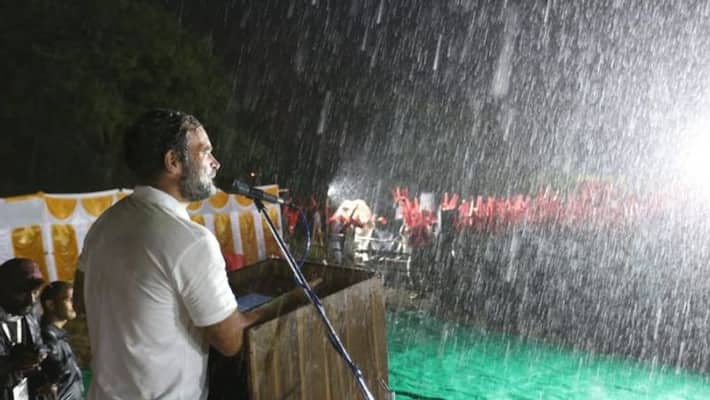 Rahul Gandhi dares heavy rain in bharat jodo yatra speaks in rain goes viral in social media Rahul Gandhi dares heavy rain in bharat jodo yatra speaks in rain goes viral in social media