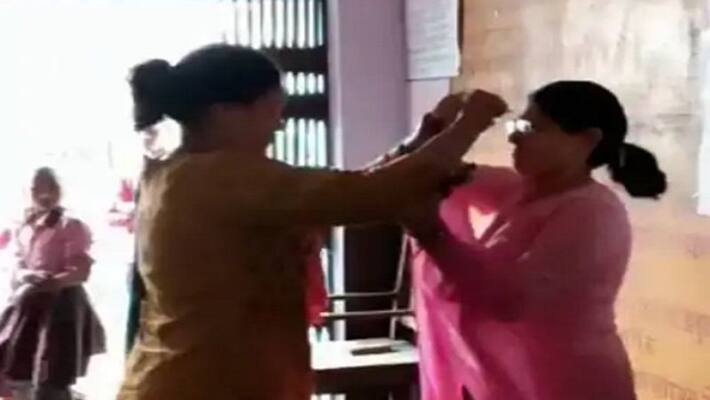 Hamirpur 3 teachers fought fiercely in front of children in school BSA took action on matter Hamirpur 3 teachers fought fiercely in front of children in school BSA took action on matter