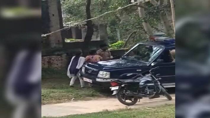 Women attacked Amethi police who went to arrest Warranty policemen injured video viral Women attacked Amethi police who went to arrest Warranty policemen injured video viral
