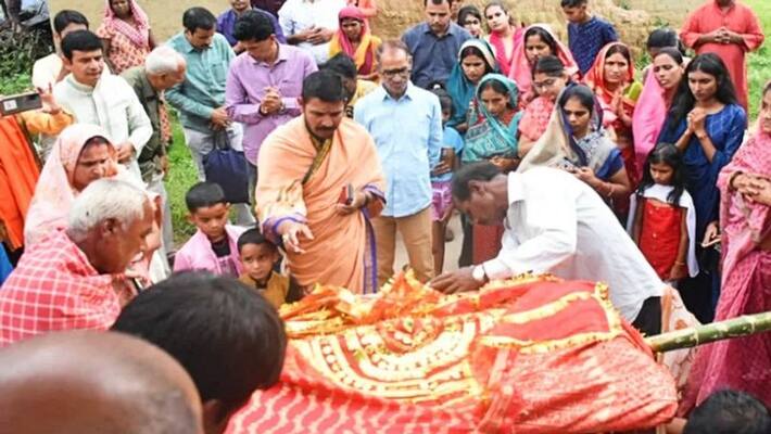Muslims pick up the doli of Ravana Kuldevi very old tradition of jharkhand uja Muslims pick up the doli of Ravana Kuldevi very old tradition of jharkhand uja