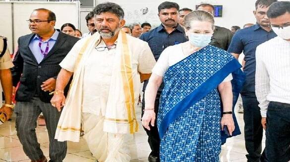 sonia gandhi came to mysore to participate in rahuls padayatra and karnataka cong president welcomes her
