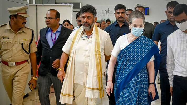 Sonia Gandhi meets Karnataka leaders in person Sonia Gandhi meets Karnataka leaders in person