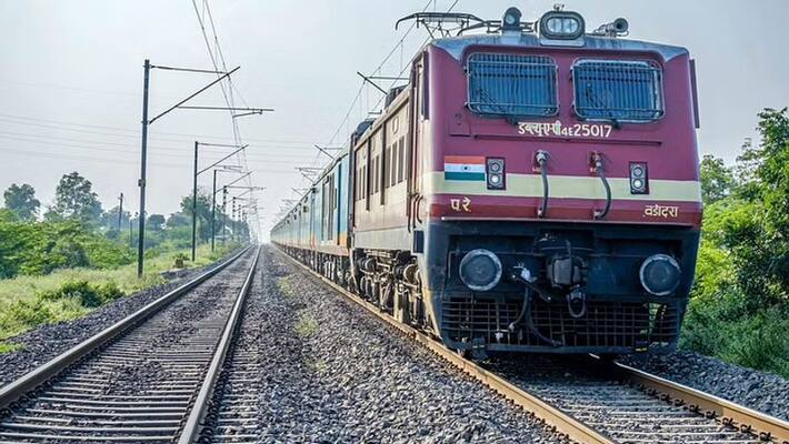 Railways Cancelled 208 trains on October 4, check if your train is in the list kpg Railways Cancelled 208 trains on October 4, check if your train is in the list kpg