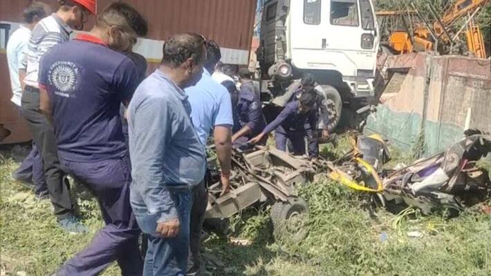 Auto rickshaw and truck collided 7 died in badodara uja Auto rickshaw and truck collided 7 died in badodara uja